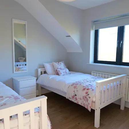 4 Bedroom House By Travel Lets Homes With Sea View *